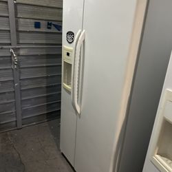 Refrigerator Works Great No Ice Make No Water I Sell All Tne Time 