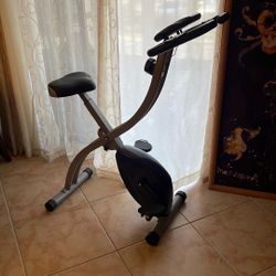  Stationary Exercise Bike – Adjustable Resistance & Digital Display