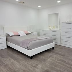 Brand New Queen Bedroom Set - Queen Bed, 2 Nightstands, Dresser, Mirror and Chest - Fast 🚚