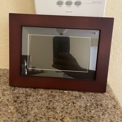 $30 DIGITAL PICTURE FRAME