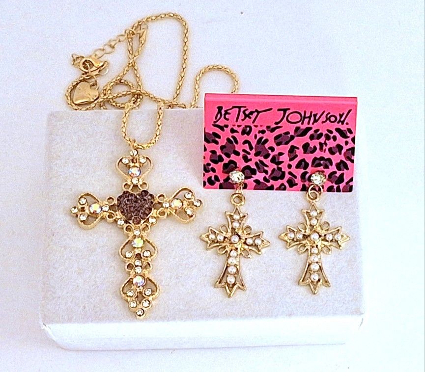 Set: Magnificent Gold cross pendant necklace & filigree cross pearl stud earrings