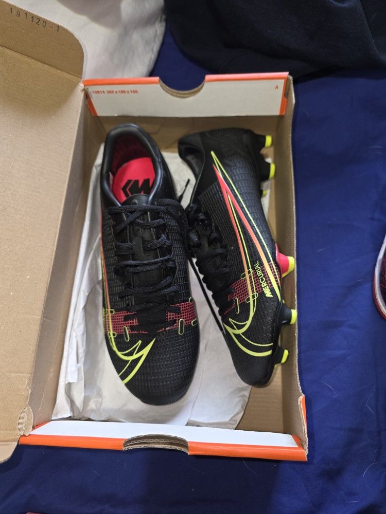 Girls Nike Cleats Size 5 Brand New