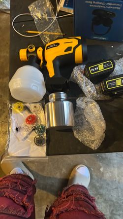 Cordless paint sprayer