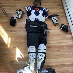Full Adult/Large Bauer Hockey Set (Includes Large CCM Equipment Bag)