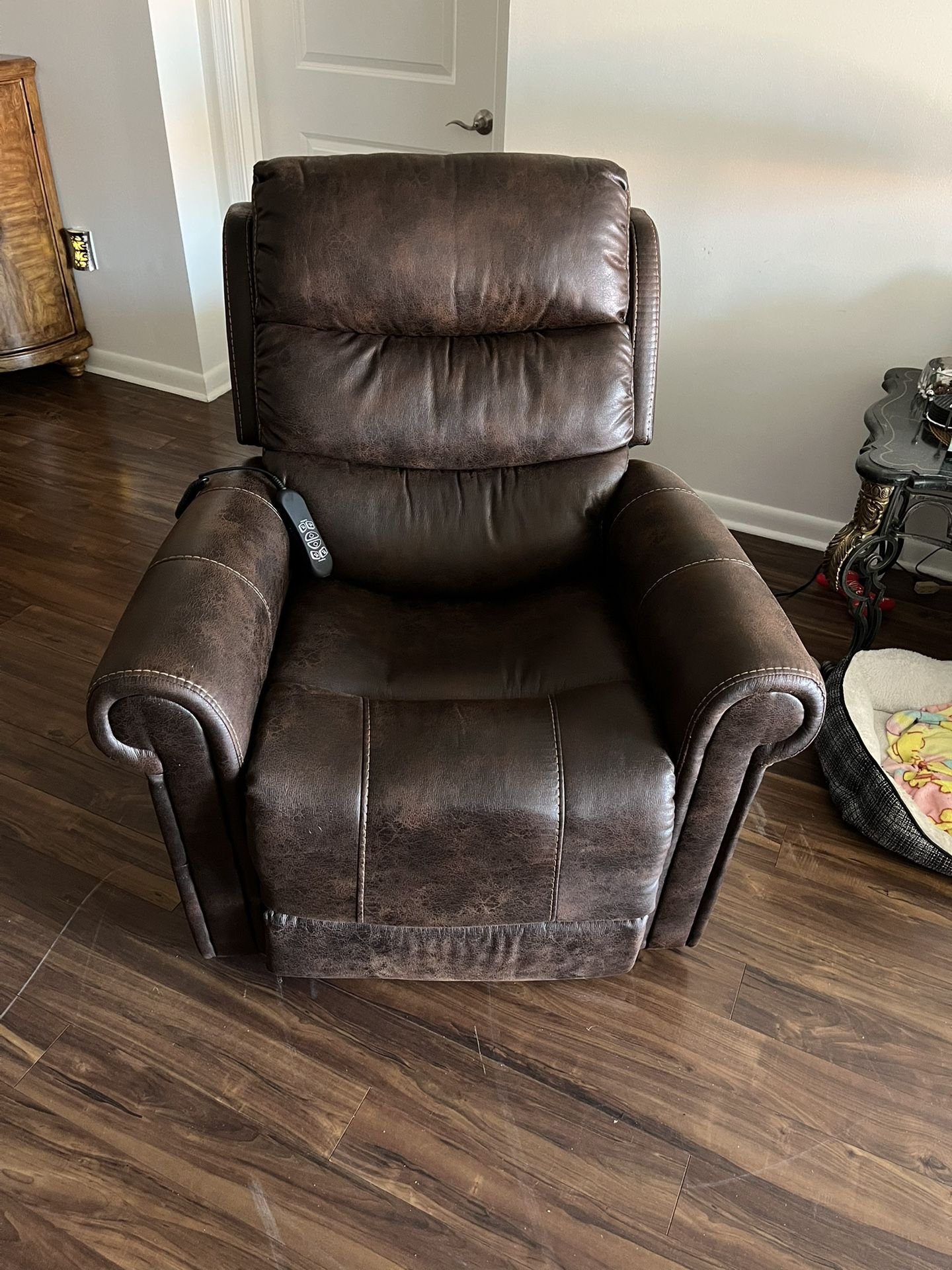 MotoMotion Triple Power Lift Recliner 