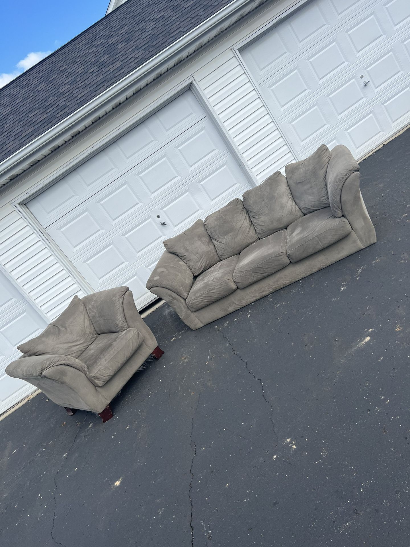Used Comfy Couch Sofa FREE DELIVERY for Sale in Marysville, OH OfferUp