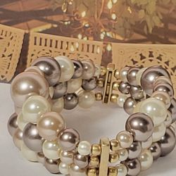 VINTAGE CULTURED PEARLS 3 LAYERED STRETCH BRACELET, TWO BEAUTIFUL TONES, CREAM AND LIGHT BROWN. EXCELLENT CONDITION, LIKE NEW WITH OUT TAG. #1119 
