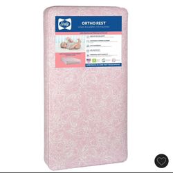 Crib waterproof mattress + sheets 