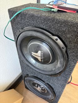 Speaker box with amplifiers