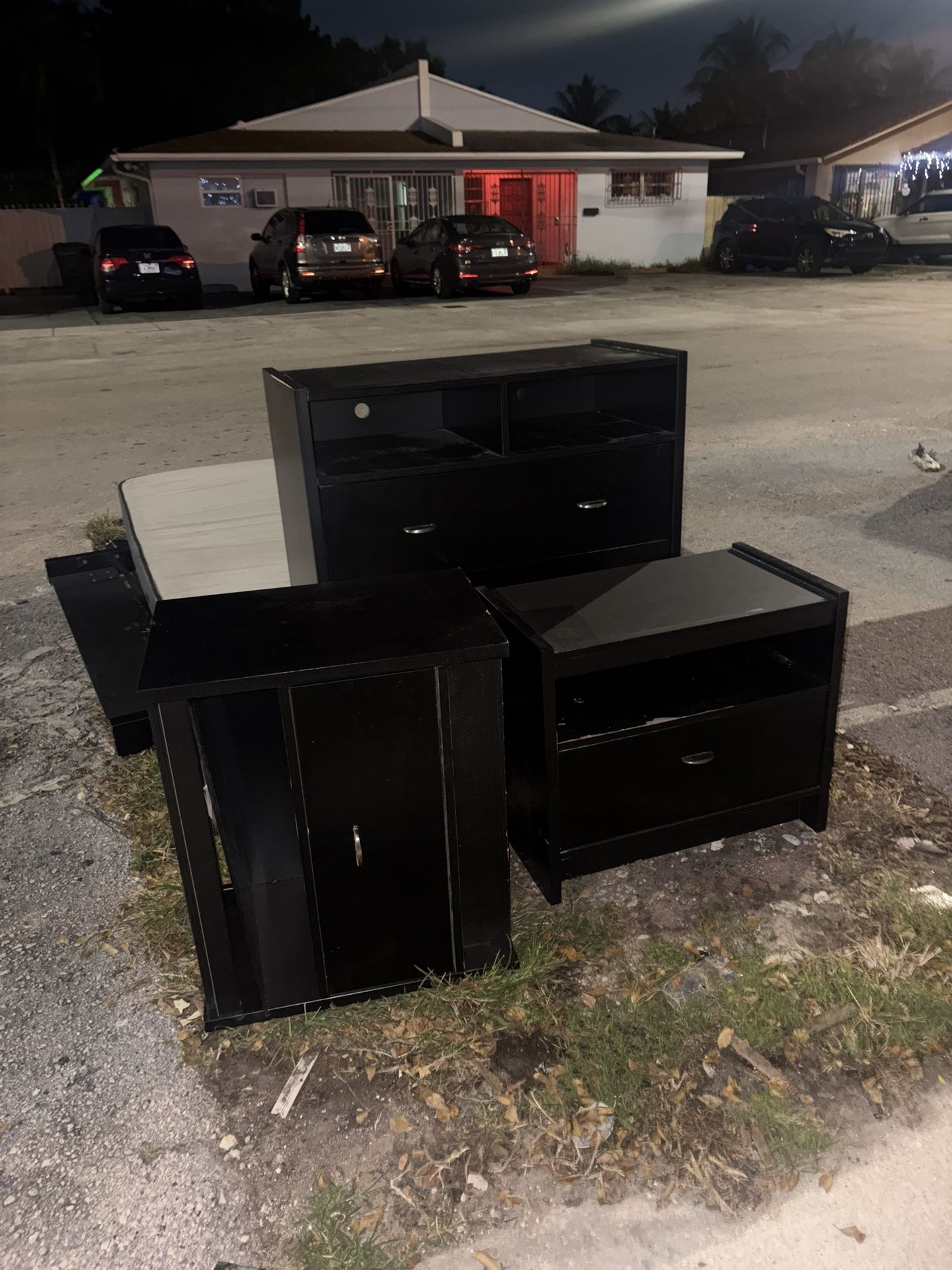 Free Dresser Night Stand Queen Mattress 