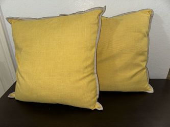24” Decorative pillows set