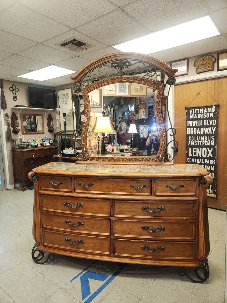 Dresser With Mirror 