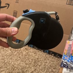 Retractable dog leash
