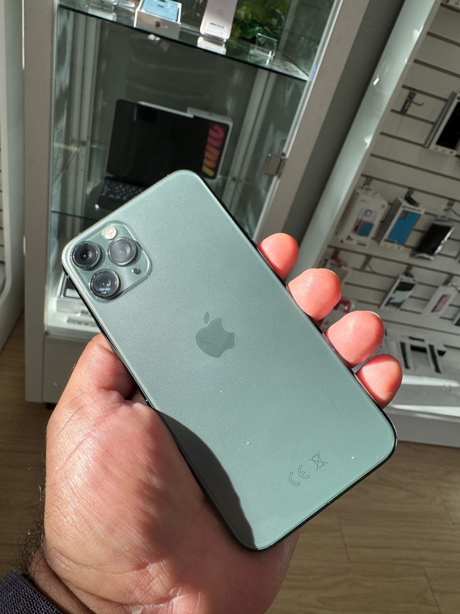 iPhone 11 Pro 256 GB Green it’s unlocked and works with all carriers worldwide.