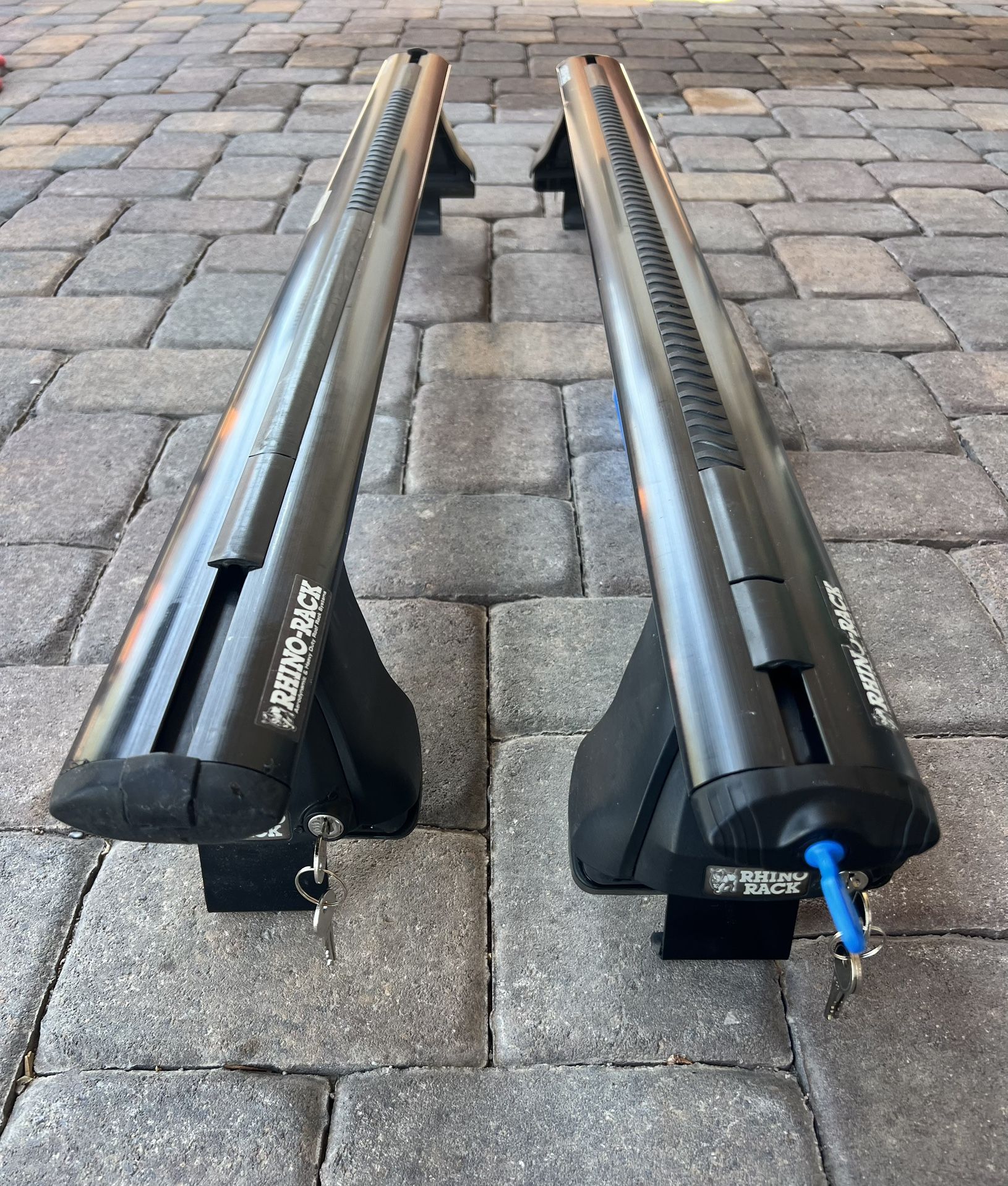 TUFF STUFF TRAILHEAD ROOFTOP TENT & Rhino Rack Cross Bars