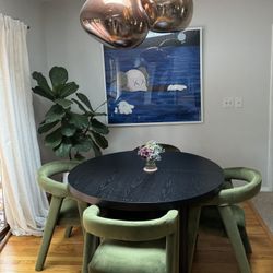 Expandable Dining Table and 4 Chairs