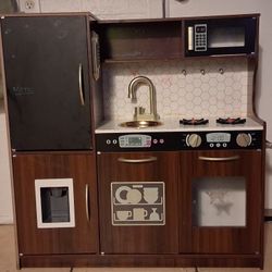 Kids Play Kitchen.