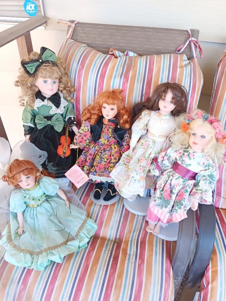 5 Dolls