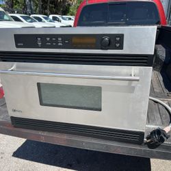 GE Monogram® Built-In Oven With Advantium® Speedcook Technology ZSC2001CSS. Retails $3,400 30x15x27.5in