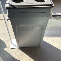 Rubbermaid Slim Jim Trash Can Barely used 