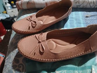 Woman's moccasin-type shoes- Slip-ons - Size 8