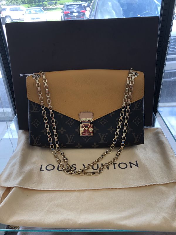Beautiful Louis Vuitton Purse w/ Cloth & Box for Sale in Oak Brook, IL - OfferUp