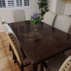 Very Nice Kitchen / Dinning Table & Chairs