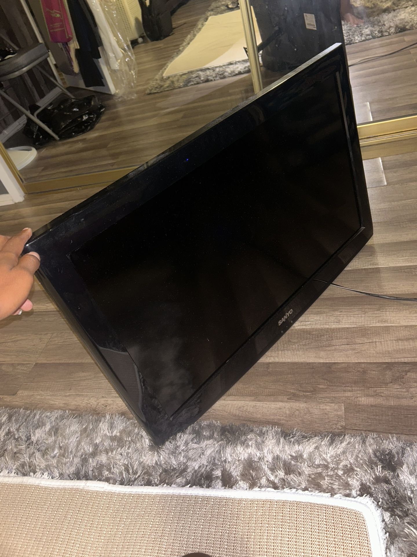 40 INCH SANYO TV w/ WALL MOUNT