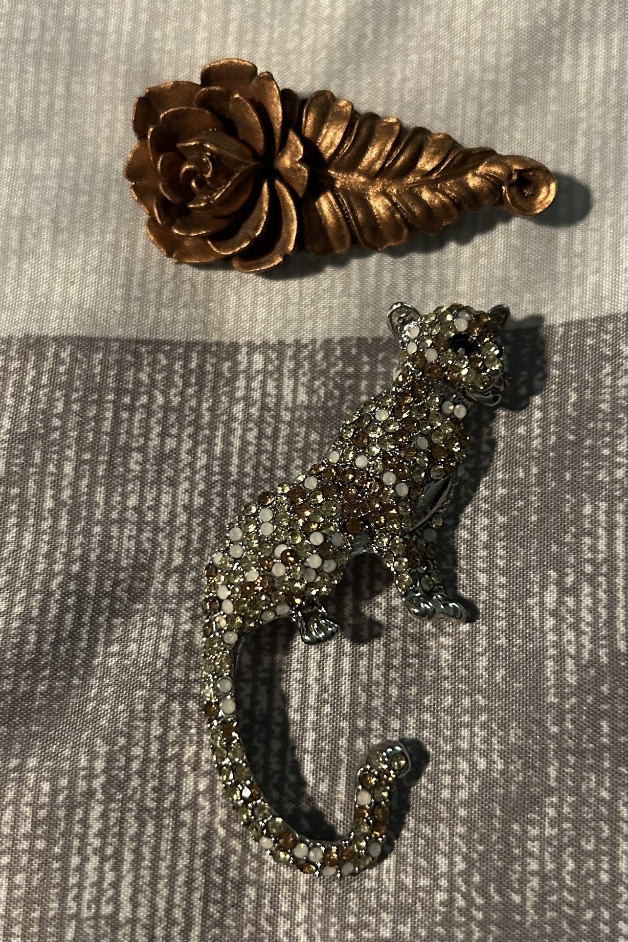 Sparkling Rhinestone Leopard Brooch