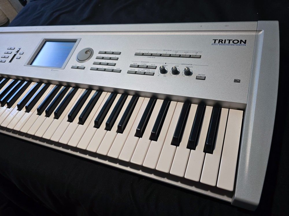 Korg TRITON 61 Key Music Workstation And Synthesizer, Excellent Condition!