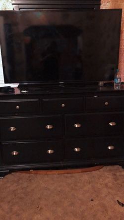 Dresser With Mirror 