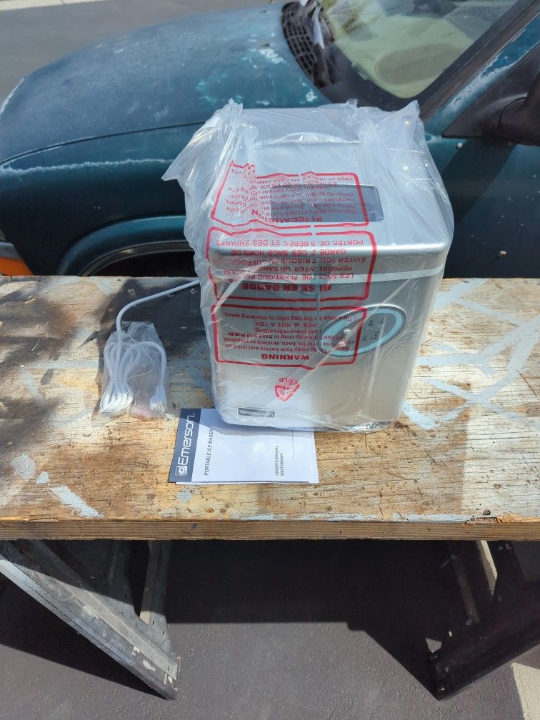 Emerson Countertop Icemaker