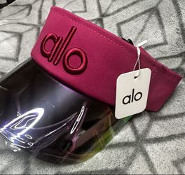 Alo logo embroidered sun visor in Vibrant Fuschia