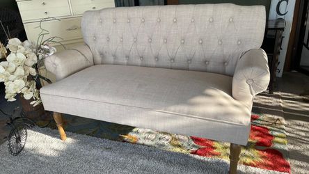 Gorgeous Tufted love sofa bench whit Rolled arm