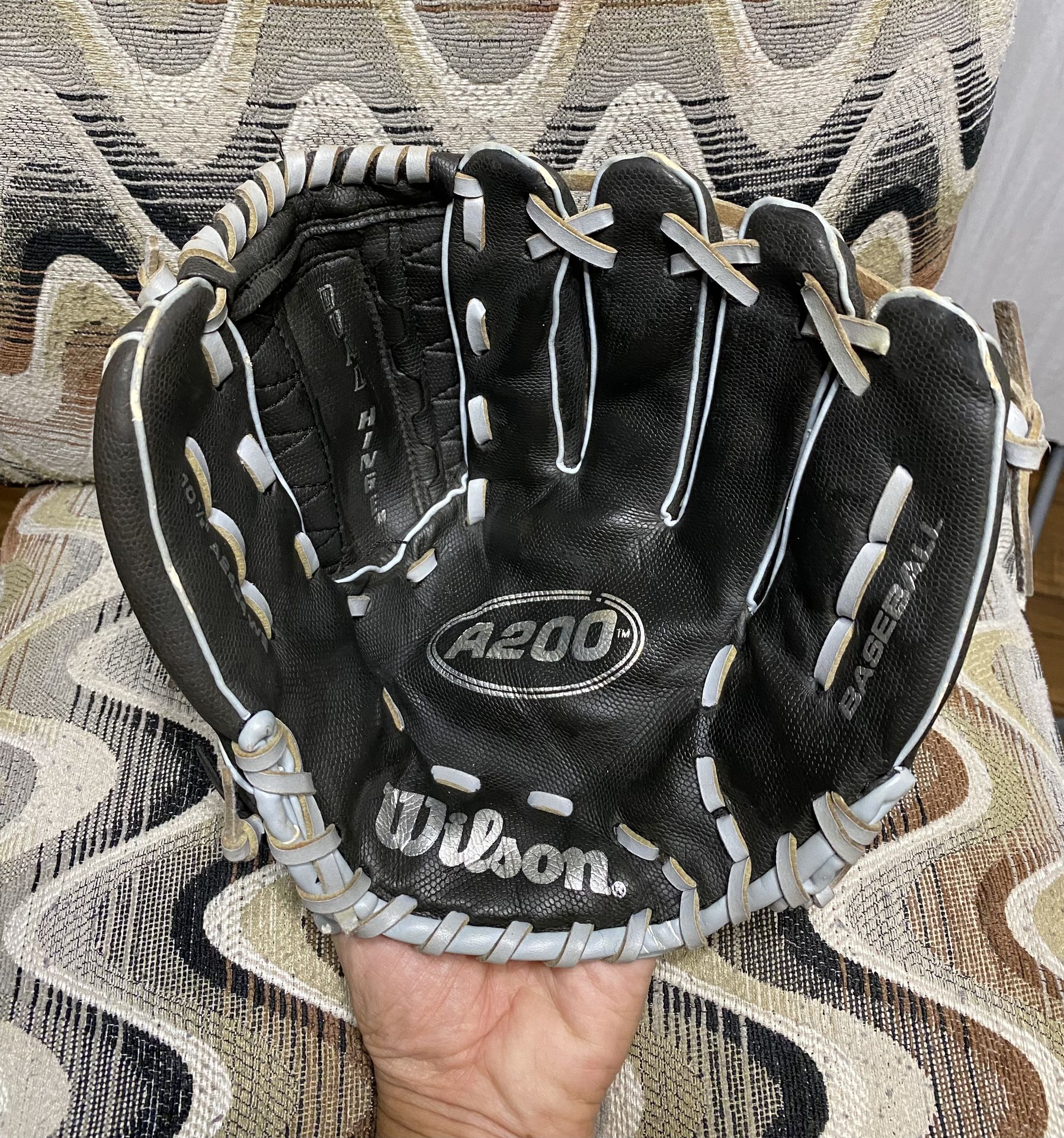 Wilson A200 Youths Baseball Glove Size 10 1/2 RHT