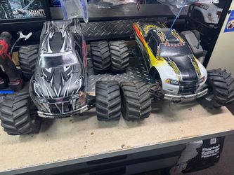 2 Traxxas Tmaxx