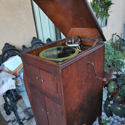 Grafonola.      De.  1916.  Toca.  Bien.   Todo.    De.  Cuerda.    Cómo.  Semira.    Bien.  Tratada.    En.   Duatte