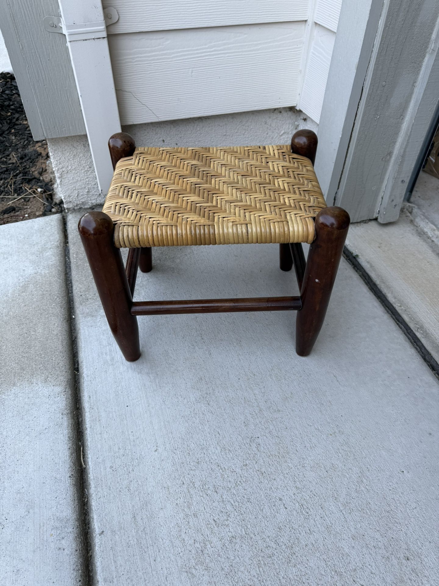 Super cute heavy duty wicker foot stool in Excellent condition!!