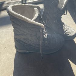 Size 6 Women Columbia Boots 
