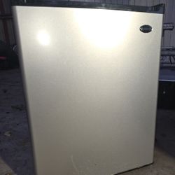 Sanyo Mini Fridge