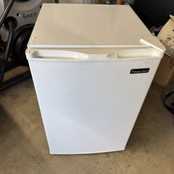 Magic Chef MCUF3W2 3 Cubic Foot Freezer