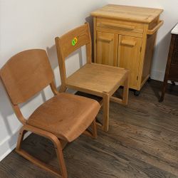 Cabinet/chairs 