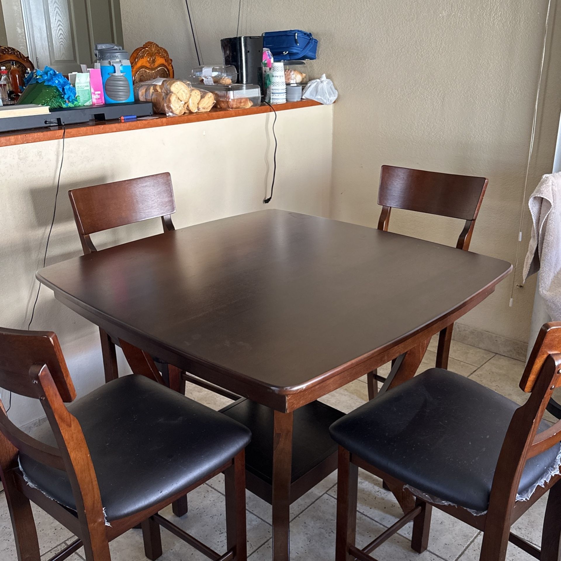 4 Chairs Table