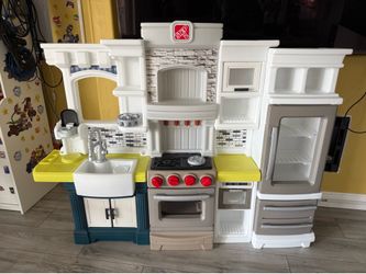 Like new Step2 extra large Elegant Edge Kids Kitchen