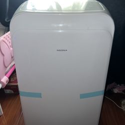 Insignia™ - 250 Sq. Ft. 6,000 BTU Portable Air Conditioner - White