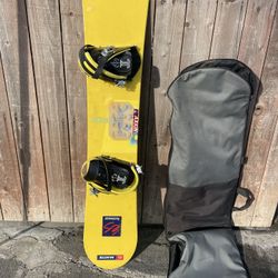 SNOWBOARD SIZE 154CM IN VERY GOOD CONDITION IT COME IN ITS BAG.$180