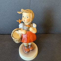 Hummel 'Little Shopper' Figurine (HUM 96) | TMK-5