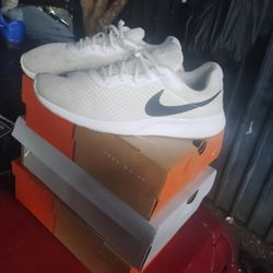 White Nike Size 9 Mens