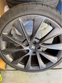 Tesla wheels and tires