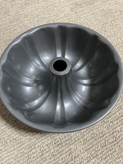 Baker's Secret 10-inch non-stick bundt pan